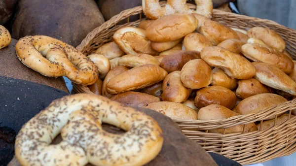 Home Baked Meat Pies Wicker Basket Next Some Pretzels Traditional — Stock Photo, Image