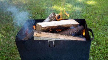 Şenlik ateşi. Odun. Izgara ve pişirme ateşi. Ateşli odun ateşi
