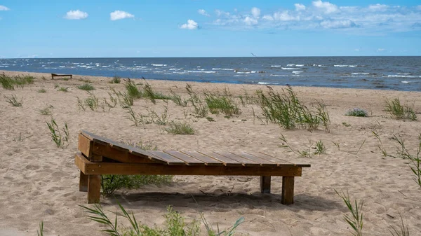 Relaxing Brown Wooden Beach Bed Standing Sandy Beach Baltic Sea — Stok fotoğraf