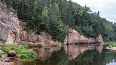 Gauja nehrinin manzarası. Sahilde kum taşları. Letonya 'da yaz doğası. Gaujas Ulusal Parkı