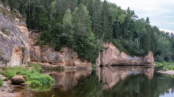 Scénická Krajina Řeky Gauja Písečné Kameny Břehu Letní Příroda Lotyšsku — Stock fotografie