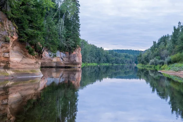 Scénická Krajina Řeky Gauja Písečné Kameny Břehu Letní Příroda Lotyšsku — Stock fotografie