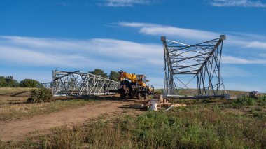 Sürdürülebilir güç gelişimi için çelik kule aktarım hattının kurulumu.
