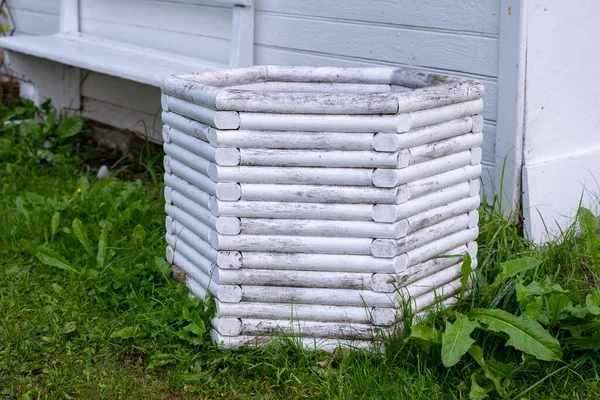 Ein Weißer Dekorativer Hölzerner Mülleimer Einer Weißen Hauswand — Stockfoto