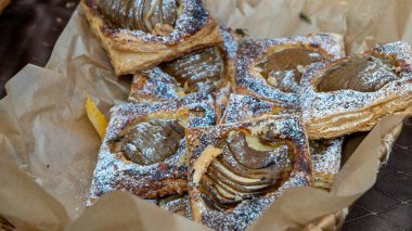 Karamelli, elmalı puf börekleri yakın plan. Letonya kırsal pazarı.