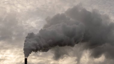 Sigara bacaları çok büyük miktarda sera gazı yayan bir kimyasal tesisi. Hava çevre kirliliği kavramı