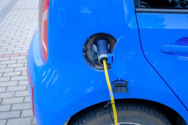 Mavi araçta elektrikli araba şarj oluyor..