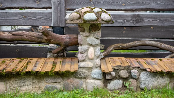 Een Decoratieve Stenen Hekpaal Voor Het Afbakenen Van Een Privéruimte — Stockfoto