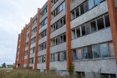 Tipik bir apartman binasının cephesi..