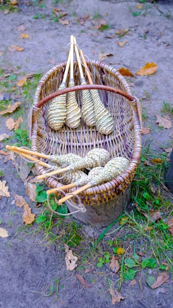 昔の藁で織られたおもちゃ 自家製の手工芸品 儀式を行うために ウィッカーバスケットを — ストック写真