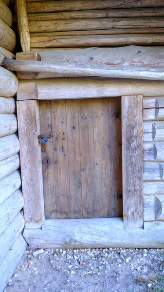 Вхідні Двері Дуже Старого Дерев Яного Будинку Замкнені Великим Замком — стокове фото