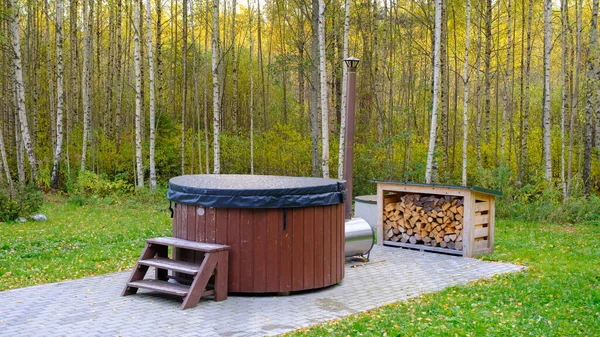 Modern Bubbelbad Met Houten Frame Tuin Bij Het Bos — Stockfoto