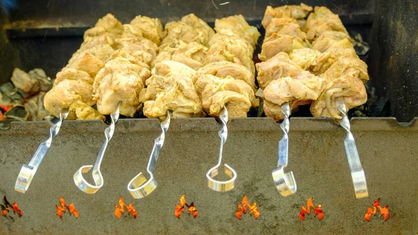 猪肉什锦烤面包 在绞架上煎 在烤架上烤 在木炭上烤 派对和多汁的肉 假日的概念 — 图库照片