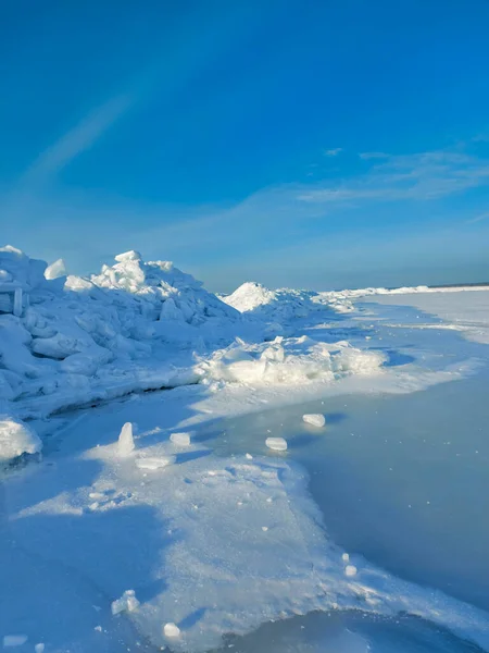 Baltské Moře Lotyšsku Zimě Pobřeží Pokryto Hromadami Ledu Sněhu Zmrazené — Stock fotografie
