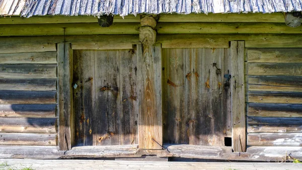 Dvoje Dřevěné Dveře Přední Strana Starého Tradičního Dřevěného Domu — Stock fotografie