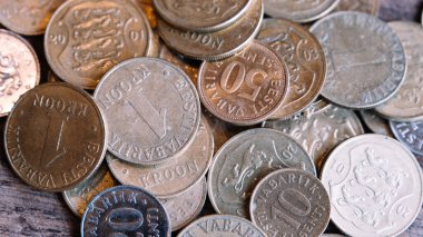 Eski pasif Estonya Cumhuriyeti 'nin çeşitli madeni paraları. Senti, krona 2001 madeni para yakın plan ahşap arka planda izole.