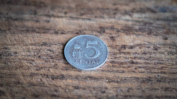 Fem Litauiska Cent Mynt Isolerad Trä Bakgrund — Stockfoto