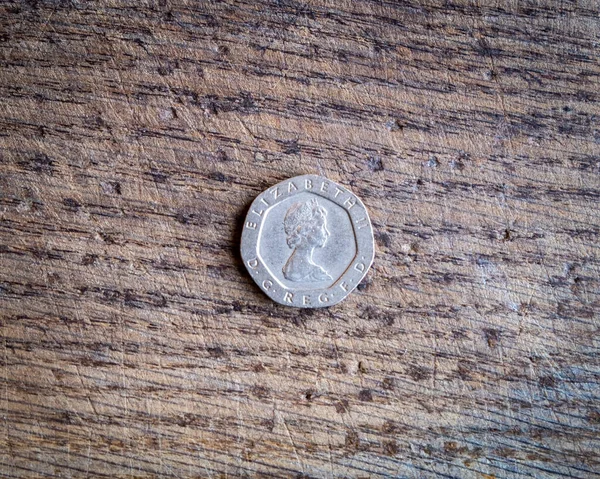 Двадцять Пенсів Монети Ізольовані Дерев Яному Фоні — стокове фото