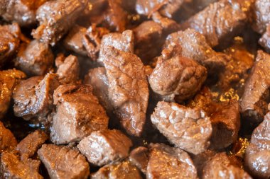 Hafif kızartılmış geyik eti, sağlıklı bir yemek için parçalara ayrılmış..