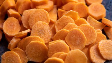 Taze çiğ soyulmuş havuç dilimleri. Gıda arka plan