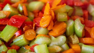 Kızarmış sebze. Kereviz, havuç ve kırmızı biber. Pişirmeye hazır.