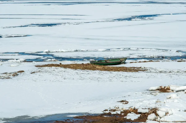 Stará Loď Částečně Zamrzlém Jezeře Loď Pokrytá Sněhem — Stock fotografie