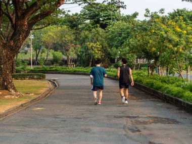 COVID-19 'un bağışıklık sistemini covid-19 için geliştirmesi sırasında halk parkı Suan Luang Rama IX, Bangkok' ta egzersiz yapıyor..