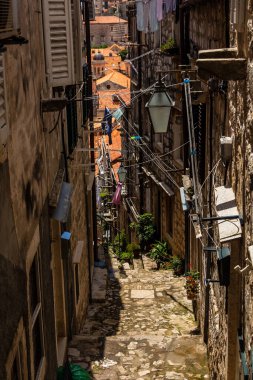 Çamaşır ipleri ve fenerleri olan tipik dar sokaklar.