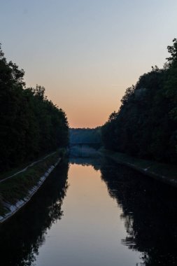 Münih 'te gün doğumu Nehir manzaralı