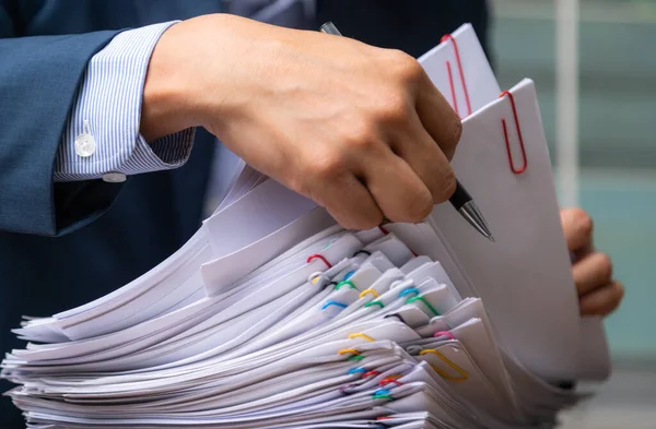 Yakın plan İşadamı, ofiste anlaşmayı okuduktan sonra belgeyi imzalıyor, el yazısı.