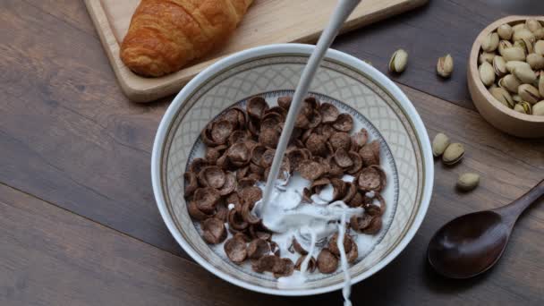 Top View Slow Motion Van Ontbijtgranen Met Melk Croissants Pistaches — Stockvideo