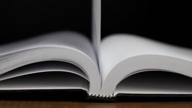 4k-Stop kitap hareketi hızlı hareket ediyor ve sayfalar siyah arkaplan, eğitim ve iş konsepti üzerinde sağa sola hareket ediyor.