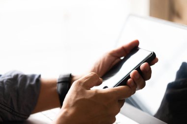 Adamın eli cep telefonunu kullanarak kopyalama alanı beyaz arkaplan
