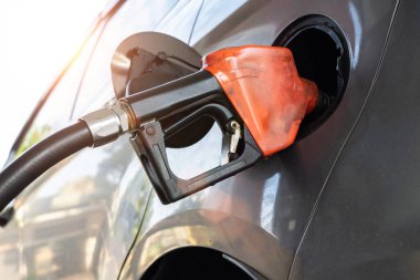 Benzin istasyonunda yakıt ikmali, benzinle yakıt ikmali, otomobil benzini sanayi ve hizmet, petrol fiyatları ve petrol krizi konsepti.