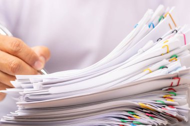 Beyaz gömlekli bir adam anlaşma sözleşmesi belgelerini Grup raporunda yayınladı. Rapor kağıtları açık ışık, iş, hukuk ve eğitim konseptiyle renklendirildi..
