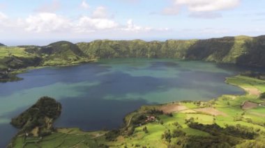 Azores 'teki Portekiz adası. Lagoa das Sete Cidades na Ilha de Sao Miguel (Sarmaşık)). 