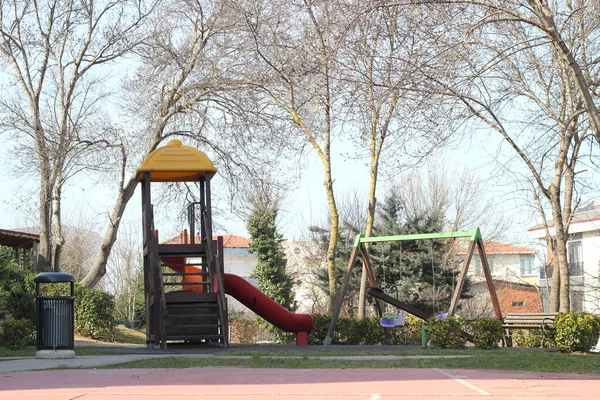 Pusty Plac Zabaw Drzewami Bliska Koncepcja Fotografii Zewnątrz Wybiórczy Fokus — Zdjęcie stockowe