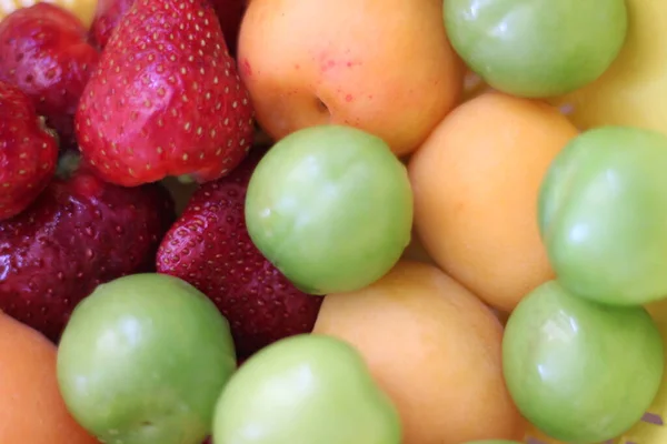 Fresas Melocotones Ciruelas Primer Plano Para Fondo Colorido — Foto de Stock