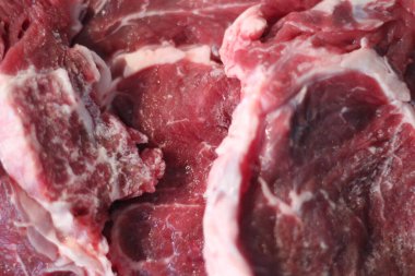 Bir dilim pişmemiş kırmızı et seçici odak noktası. İzole edilmiş kırmızı et arka plan fikri. Üst düzey gurme mutfak yemeği fotoğraf fikri.