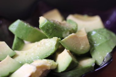 Çiğ tuzlu avokado dilimleri.