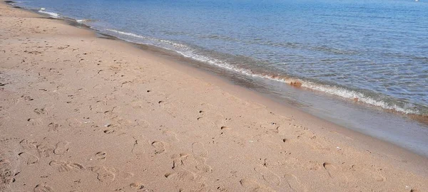 Praia Areia Lado Ondas Marinhas Minúsculas Com Pegadas Vista Lateral — Fotografia de Stock