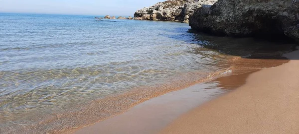 Fale Nadmorskie Dzikimi Skałami Mokra Piaszczysta Plaża — Zdjęcie stockowe