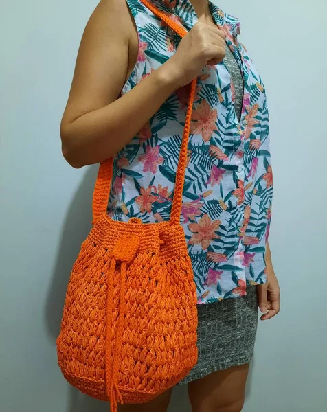 Örgü çantasının turuncu renginde ve modelli. El yapımı diy projesi fotoğraf fikri.