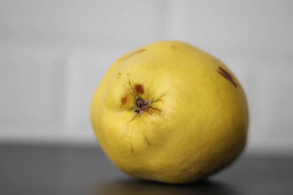 Żółty Owoc Pigwy Białym Niewyraźnym Tłem — Zdjęcie stockowe