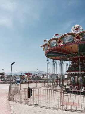 Antalya, Türkiye - 25 Nisan 2017: Konyaalti Sahili yakınlarındaki Antalya şehir merkezi, Antalya Aktur Lunaparkı atlıkarınca.