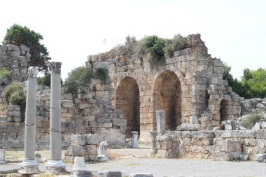 Antalya, Türkiye - Temmuz 03: 2021: Antalya Perge Antik Kenti Kalesi ve sütun harabeleri ile tanınıyor.