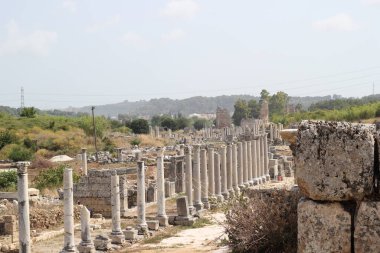 Antalya, Türkiye - Temmuz 03: 2021: Antalya Perge Antik Kenti Kalesi ve sütun harabeleri ile tanınıyor.