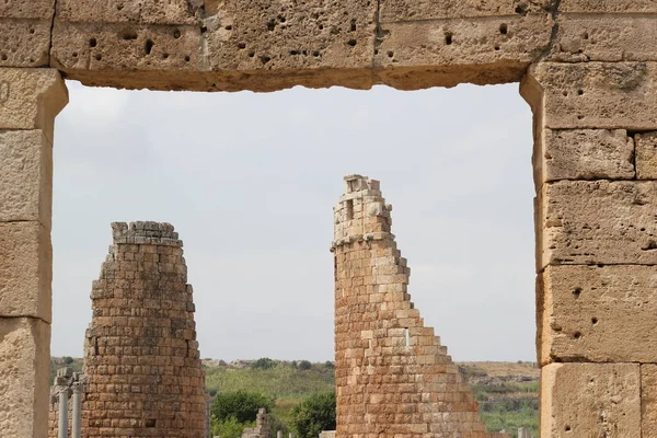 Antalya, Türkiye - Temmuz 03: 2021: Antalya Perge Antik Kenti Kalesi ve sütun harabeleri ile tanınıyor.