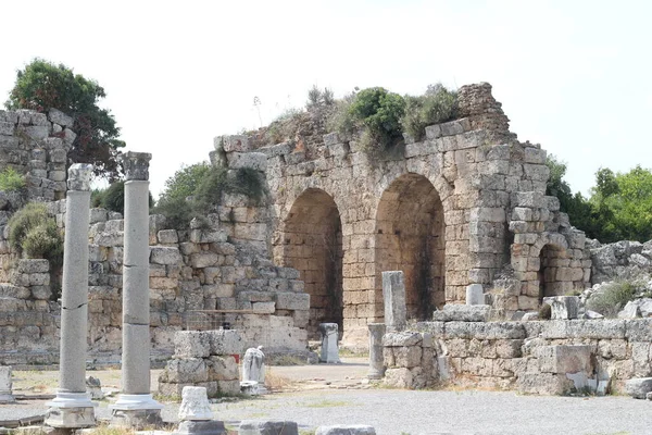 Antalya, Türkiye - Temmuz 03: 2021: Antalya Perge Antik Kenti Kalesi ve sütun harabeleri ile tanınıyor.