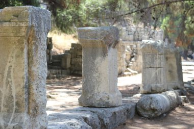 Antalya, Türkiye - Eylül 05 2020: Antalya Phaselis Antik Kenti. Sıralanmış sütunlar görünümü. 